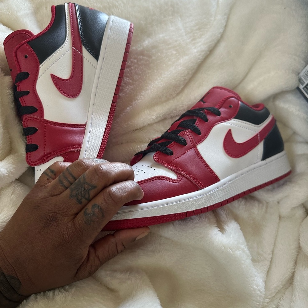 NWT AIR JORDAN 1 LOW GS 6.5 Youth🏀🏀🏀❤️🖤❤️🖤 - Picture 2 of 16